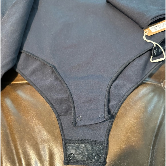 SKIMS ESSENTIAL MOCK NECK LONG SLEEVE BODYSUIT - Picture 8 of 10